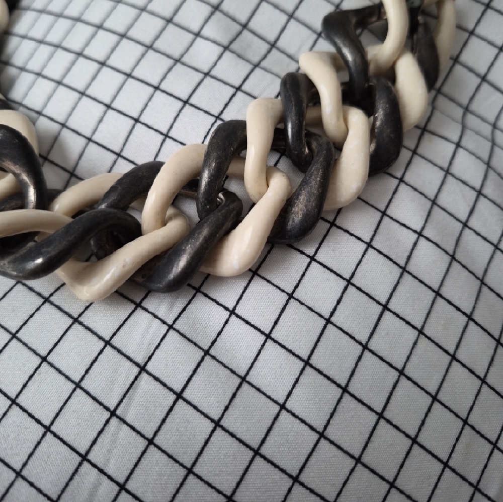 Funky Vintage Chunky Two-Tone Resin Chain Necklace - Cream and Gunmetal - Picture 2 of 6